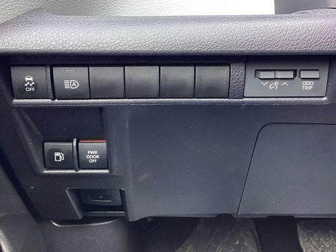 Used 2025 Toyota Sienna LE image 27