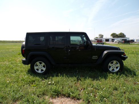 Used 2016 Jeep Wrangler Unlimited Sport w/ Quick Order Package 24S AWD/4WD image 4