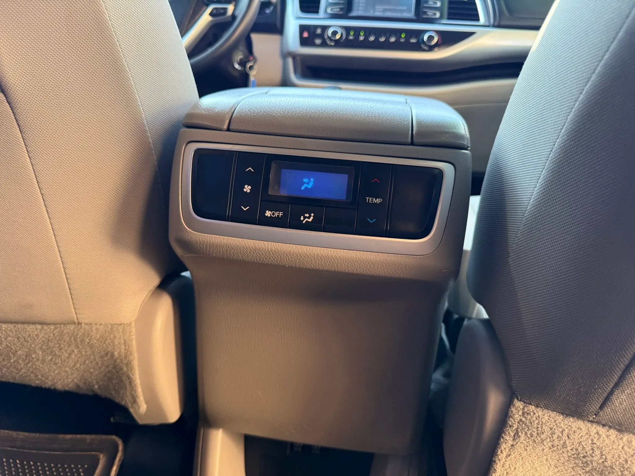 Used 2018 Toyota Highlander LE w/ Carpet Mat Package (TMS) AWD/4WD image 15