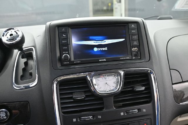 Used 2016 Chrysler Town & Country Touring w/ Driver Convenience Group FWD image 23