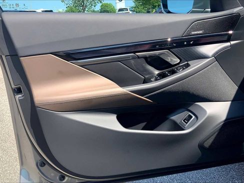 New 2026 BMW i5 eDrive40 w/ Premium Package RWD image 10