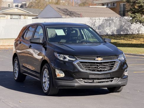 Used 2020 Chevrolet Equinox LS w/ LS Convenience Package FWD image 2
