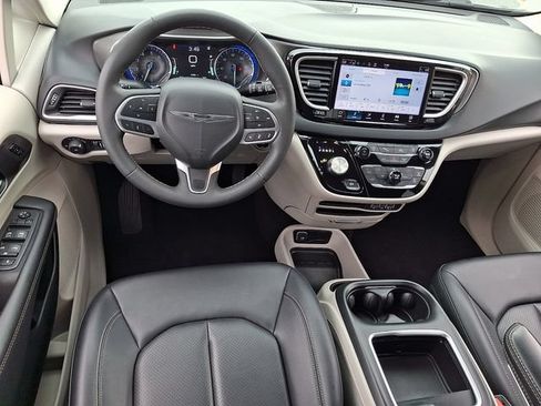 Used 2024 Chrysler Pacifica Touring-L FWD image 10