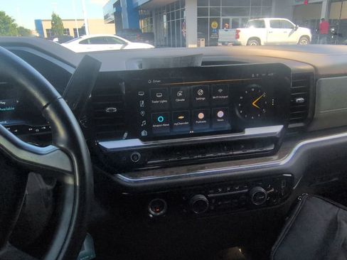 Used 2023 Chevrolet Silverado 1500 LT AWD/4WD image 4