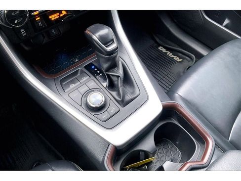Used 2020 Toyota RAV4 Limited image 19