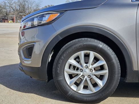 Used 2018 Kia Sorento LX image 11