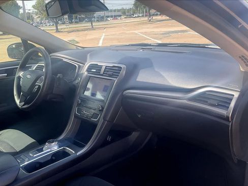 Used 2020 Ford Fusion SE FWD image 22
