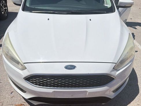 Used 2016 Ford Focus SE FWD image 2