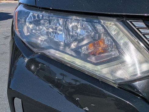 Used 2018 Nissan Rogue SV image 12