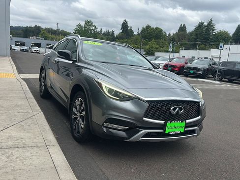 Used 2017 INFINITI QX30 Premium AWD/4WD image 6