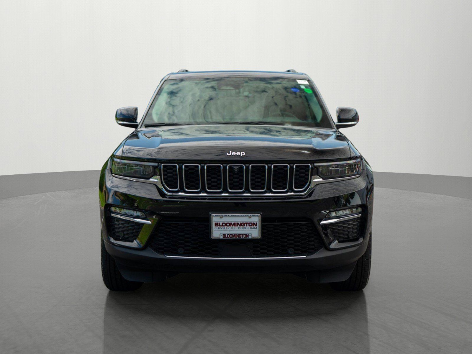 Used 2023 Jeep Grand Cherokee Limited w/ Luxury Tech Group II AWD/4WD image 2