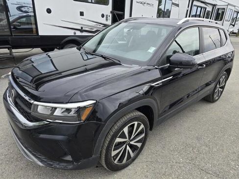 Used 2022 Volkswagen Taos SE image 1