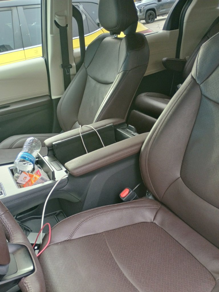 Used 2024 Toyota Sienna Platinum FWD image 5