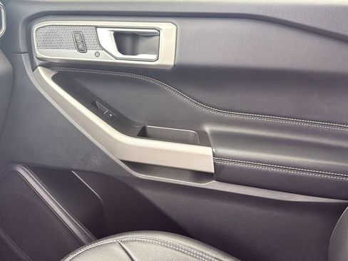 Used 2022 Ford Explorer Limited w/ Equipment Group 301A image 23