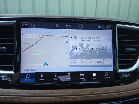 Used 2021 Chrysler Pacifica Limited AWD/4WD image 17