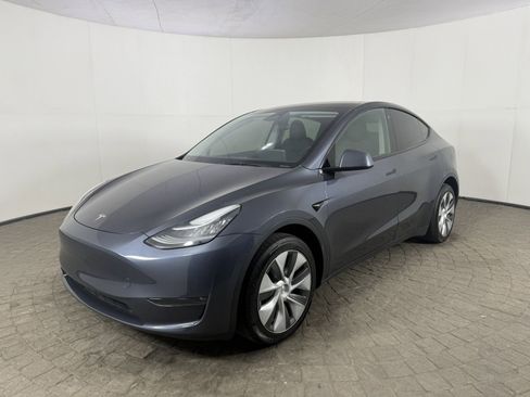 Used 2023 Tesla Model Y Long Range image 3