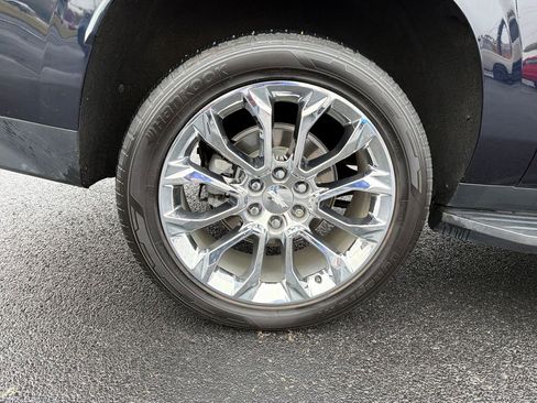 Used 2023 Chevrolet Suburban LT w/ Luxury Package image 32