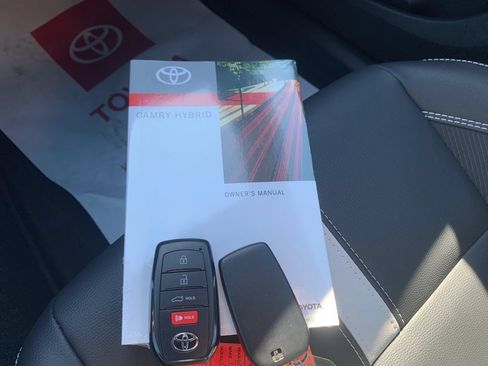 Used 2020 Toyota Camry SE FWD image 9