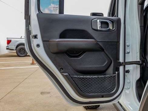 Used 2025 Jeep Wrangler Unlimited Rubicon AWD/4WD image 37