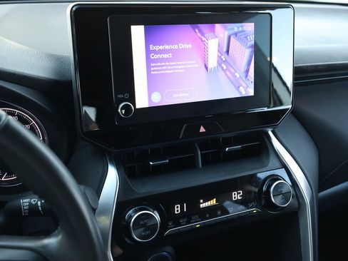 Used 2024 Toyota Venza LE image 19