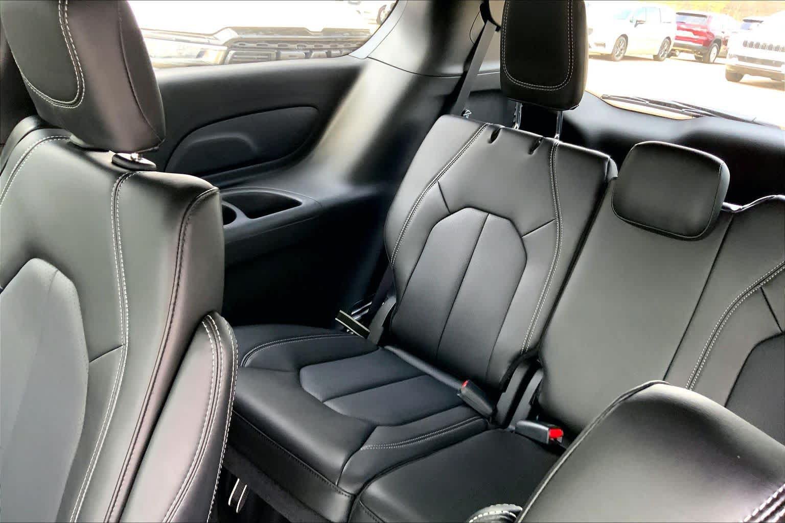 New 2026 Chrysler Pacifica Select w/ S Appearance Package FWD image 16