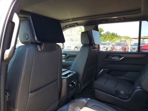 New 2026 GMC Yukon Denali w/ Denali Reserve Package AWD/4WD image 10