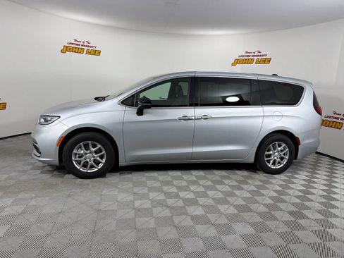 Used 2026 Chrysler Pacifica Select FWD image 2