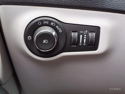 Used 2018 Jeep Compass Limited w/ Navigation Group AWD/4WD image 14