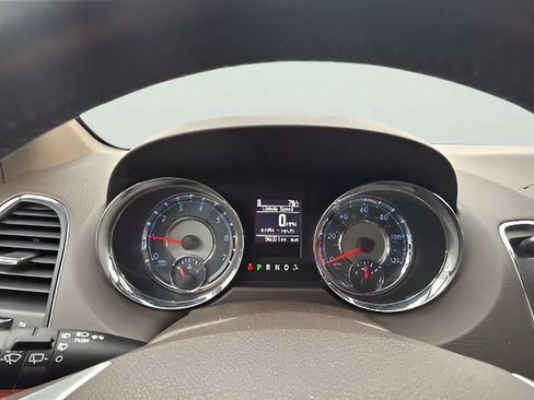 Used 2012 Chrysler Town & Country Touring w/ Entertainment Group #1 FWD image 19
