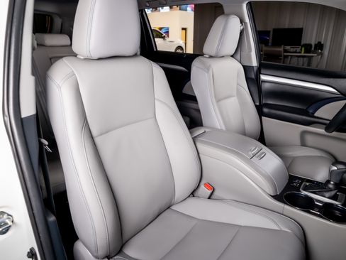 Used 2019 Toyota Highlander XLE image 17