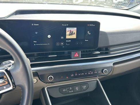 Used 2025 Kia Carnival FWD image 23