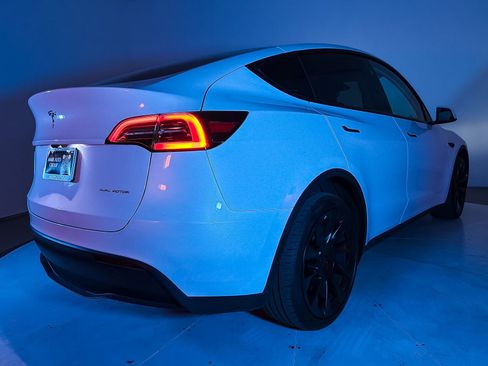 Used 2024 Tesla Model Y Long Range AWD/4WD image 9