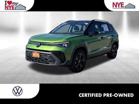 Used 2025 Volkswagen Taos SE AWD/4WD image 1