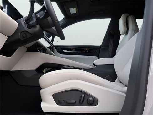 New 2026 Porsche Macan 4 Electric image 36