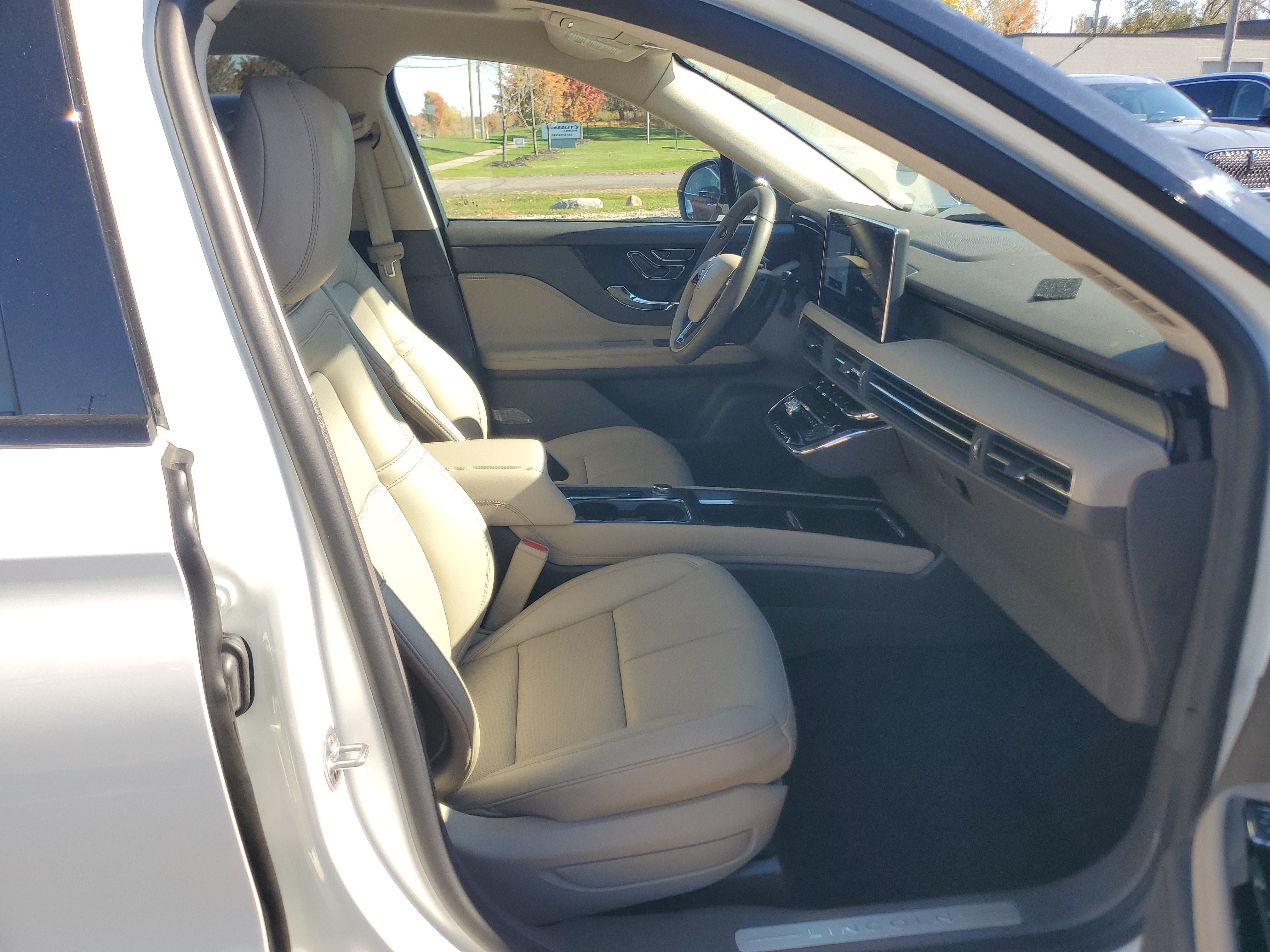 Used 2024 Lincoln Corsair AWD w/ Equipment Group 101A image 9