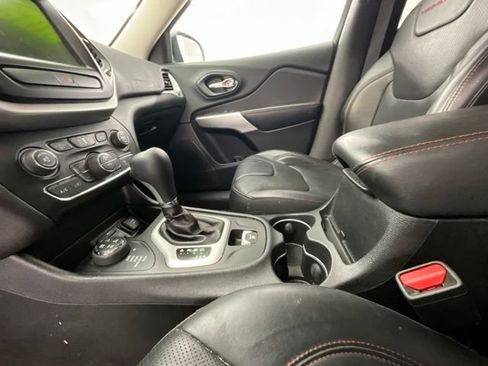 Used 2017 Jeep Cherokee Trailhawk AWD/4WD image 15