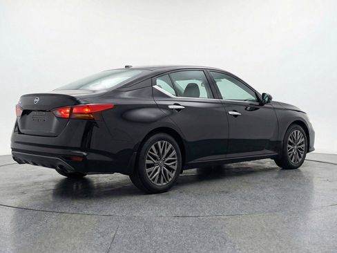 Used 2025 Nissan Altima 2.5 SV image 9