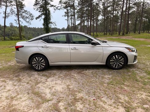 Used 2024 Nissan Altima 2.5 SV FWD image 6
