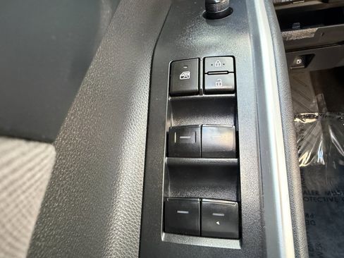 Used 2023 Toyota Highlander L image 27