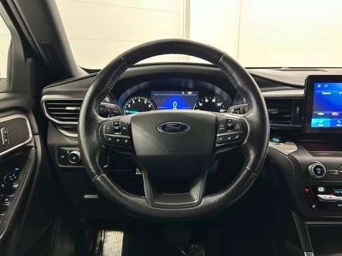 Used 2020 Ford Explorer XLT w/ Equipment Group 202A AWD/4WD image 11