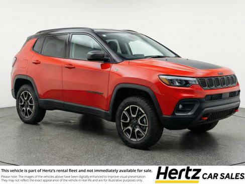 Used 2025 Jeep Compass Trailhawk AWD/4WD image 1