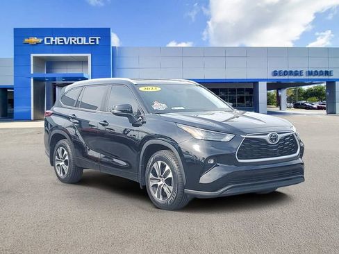 Used 2023 Toyota Highlander LE image 1