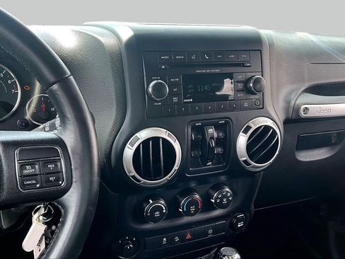 Used 2017 Jeep Wrangler Unlimited Sahara w/ Connectivity Group AWD/4WD image 7