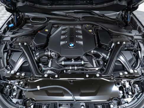 Used 2025 BMW 760i xDrive w/ Executive Package image 9