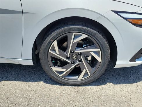 New 2025 Hyundai Elantra SEL image 5
