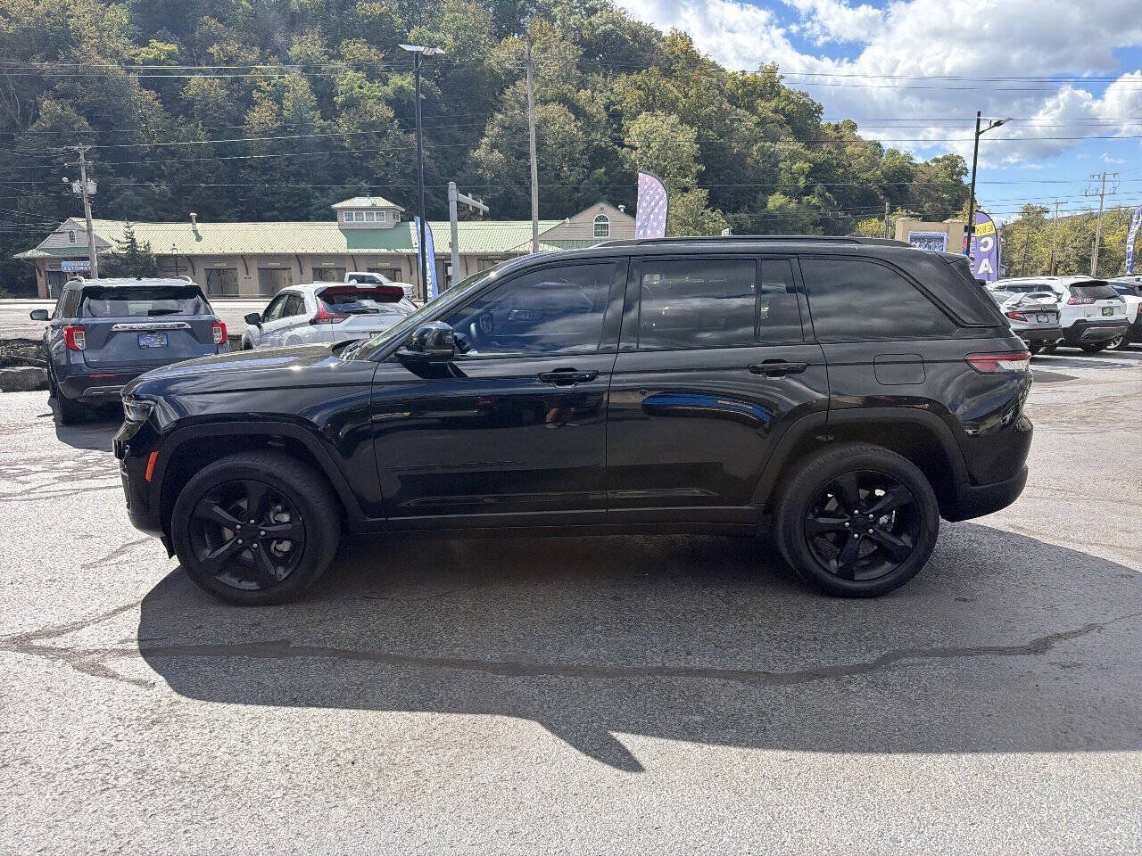 Used 2023 Jeep Grand Cherokee Limited w/ Black Appearance Package AWD/4WD image 5