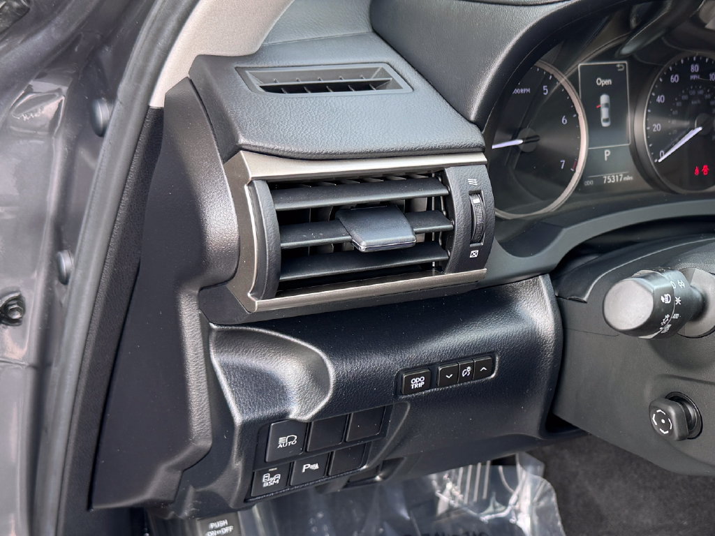 Used 2019 Lexus IS 300 AWD image 18