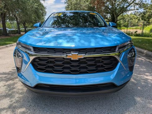 Used 2025 Chevrolet Trax LS w/ LS Convenience Package FWD image 2