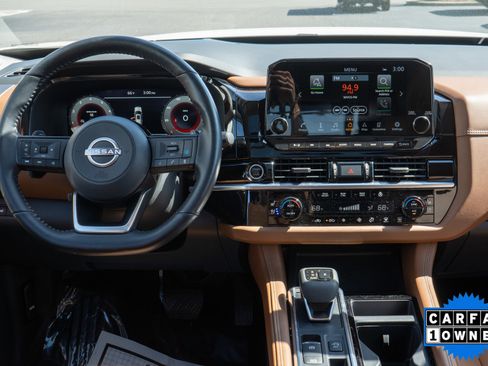 Used 2023 Nissan Pathfinder Platinum image 11