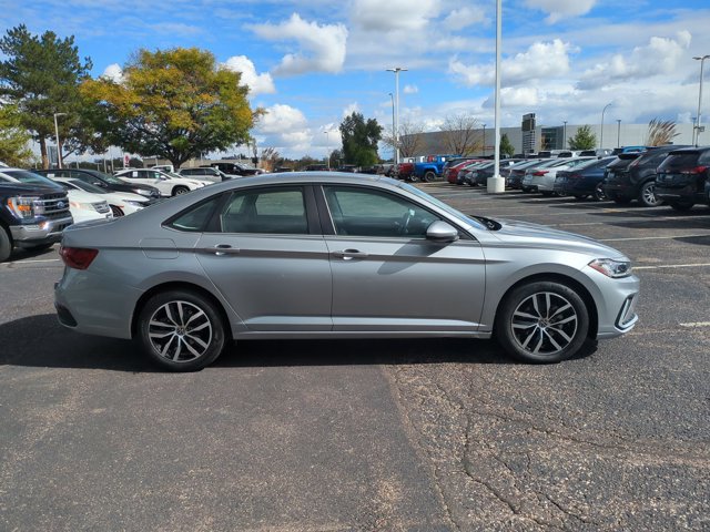 Used 2025 Volkswagen Jetta SE FWD image 4